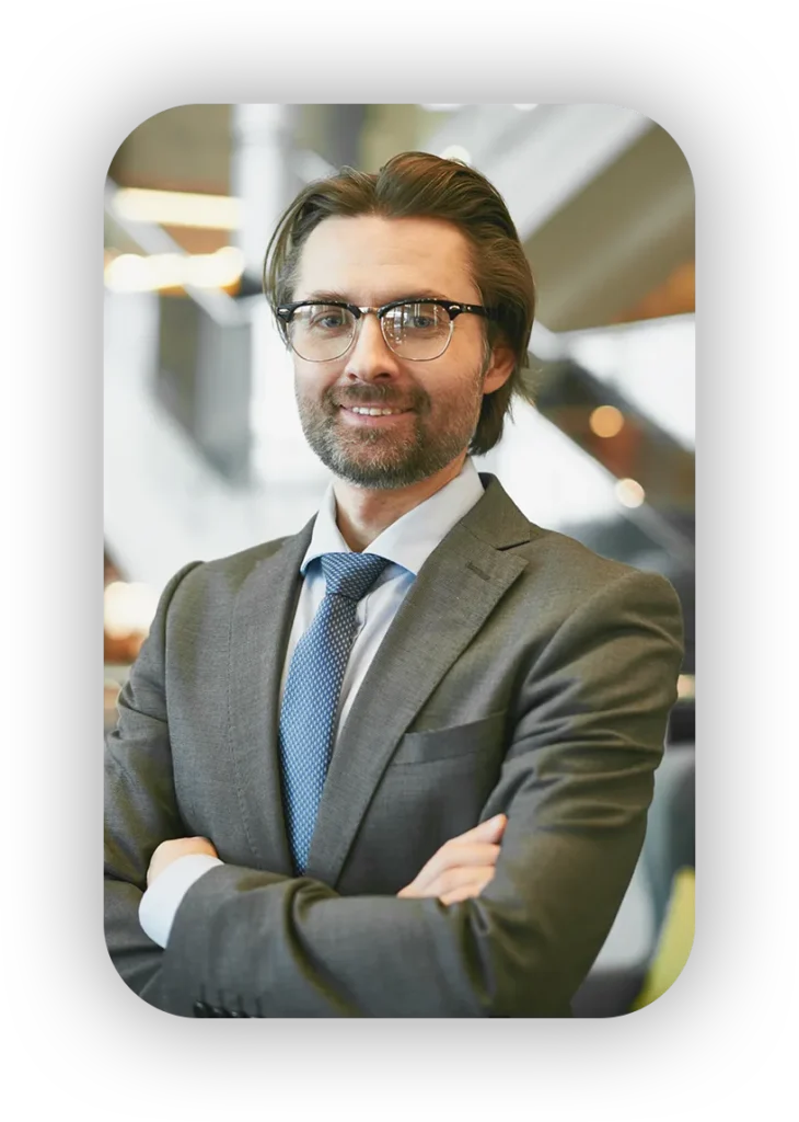 Hombre profesional sonriente con vestimenta formal, representando atención y asesoría empresarial de RS Consultoría.